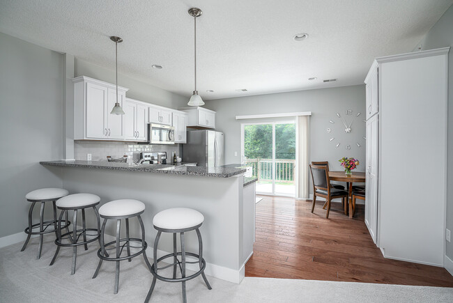 710 Cox Ct in Le Claire, IA - Foto de edificio - Building Photo