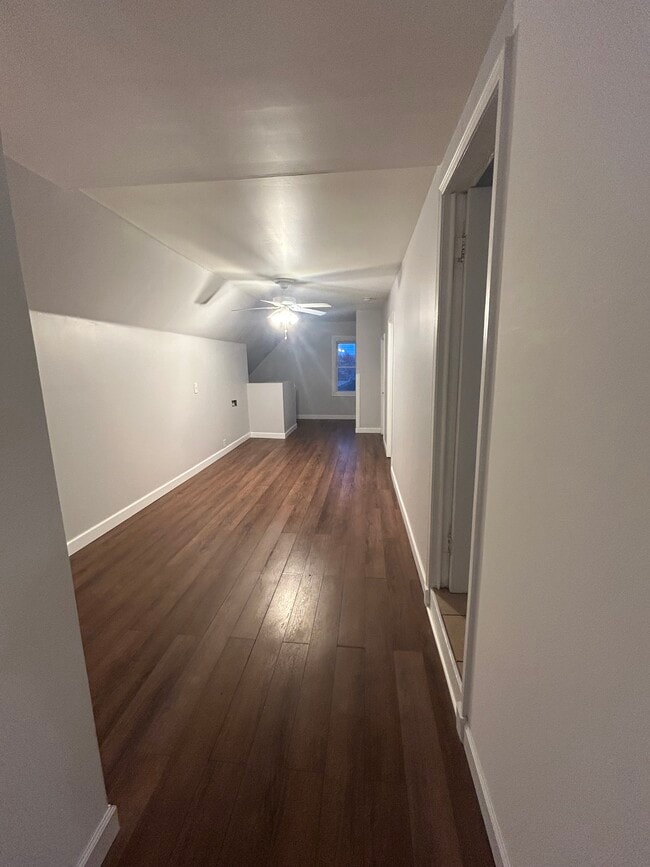 5653 W Montrose Ave, Unit Attic in Chicago, IL - Building Photo - Building Photo