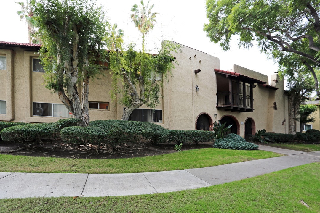 Glencrest Apartments in Anaheim, CA - Building Photo