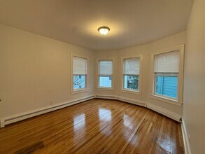 37 Oak St, Unit 1F in Somerville, MA - Foto de edificio - Building Photo