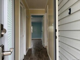 5 Meander Ln in Levittown, NY - Building Photo