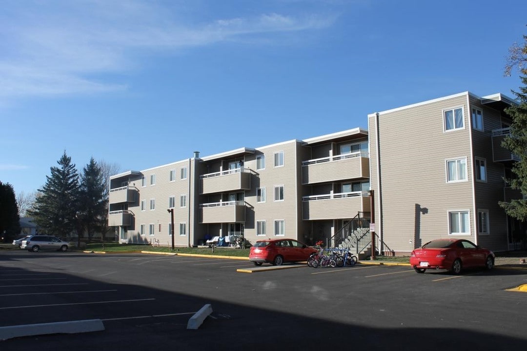 Winston Villa in Lethbridge, AB - Building Photo