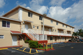 8031 NW 8th St in Miami, FL - Building Photo - Building Photo