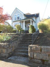 802 5th St in Oregon City, OR - Building Photo - Building Photo