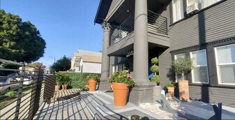 Walton Ave. in Los Angeles, CA - Building Photo