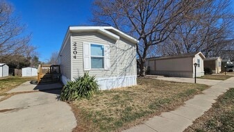 2204 E Lockwood St in Wichita, KS - Building Photo