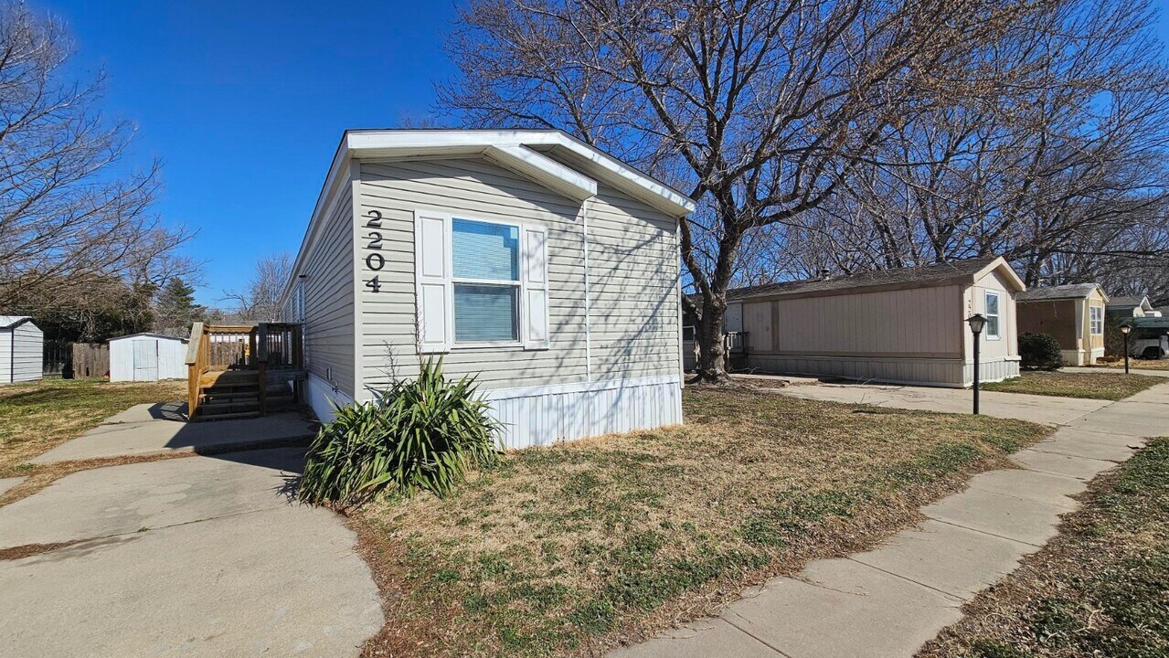 2204 E Lockwood St in Wichita, KS - Building Photo