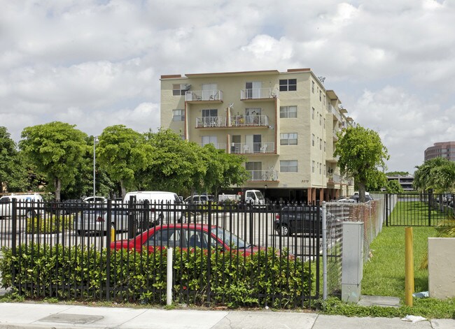 Blue Lake Apartments in Miami, FL - Foto de edificio - Building Photo