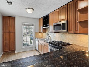 10061 Oakton Terrace Rd in Oakton, VA - Building Photo - Building Photo