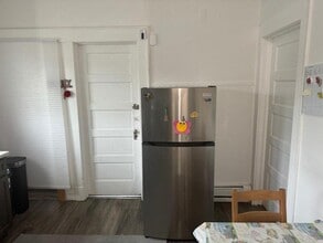 647 Anderson Ave, Unit 3 rear in Cliffside Park, NJ - Building Photo - Building Photo
