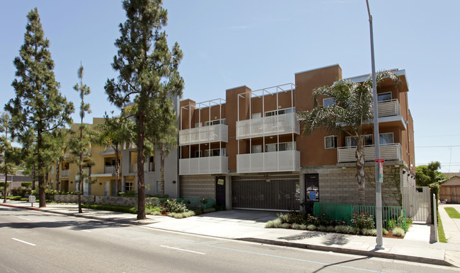 Cleveland Villa in Los Angeles, CA - Foto de edificio - Building Photo