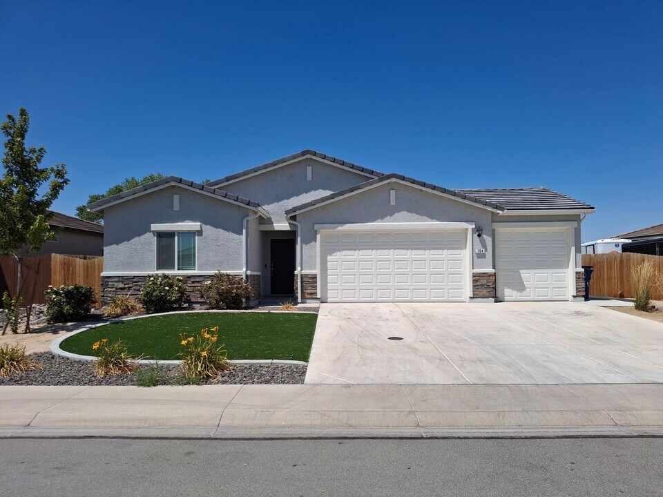 704 Colorado Ln in Fallon, NV - Building Photo