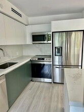 17890 W Dixie Hwy, Unit 207 in North Miami Beach, FL - Building Photo - Building Photo