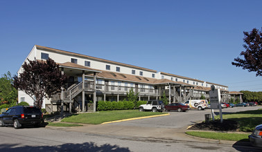 Royal Oaks Apartments in Norfolk, VA - Building Photo - Building Photo