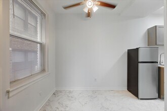 3727 N Pine Grove Ave, Unit 203 in Chicago, IL - Building Photo - Building Photo