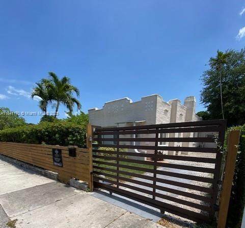 1074 NW 49th St in Miami, FL - Building Photo