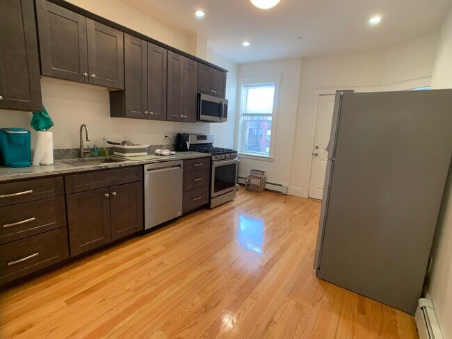 11 Strathmore Rd, Unit 3 in Brookline, MA - Building Photo - Building Photo