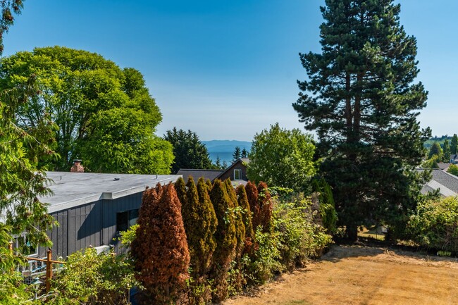 703 NW Broadway in Coupeville, WA - Foto de edificio - Building Photo