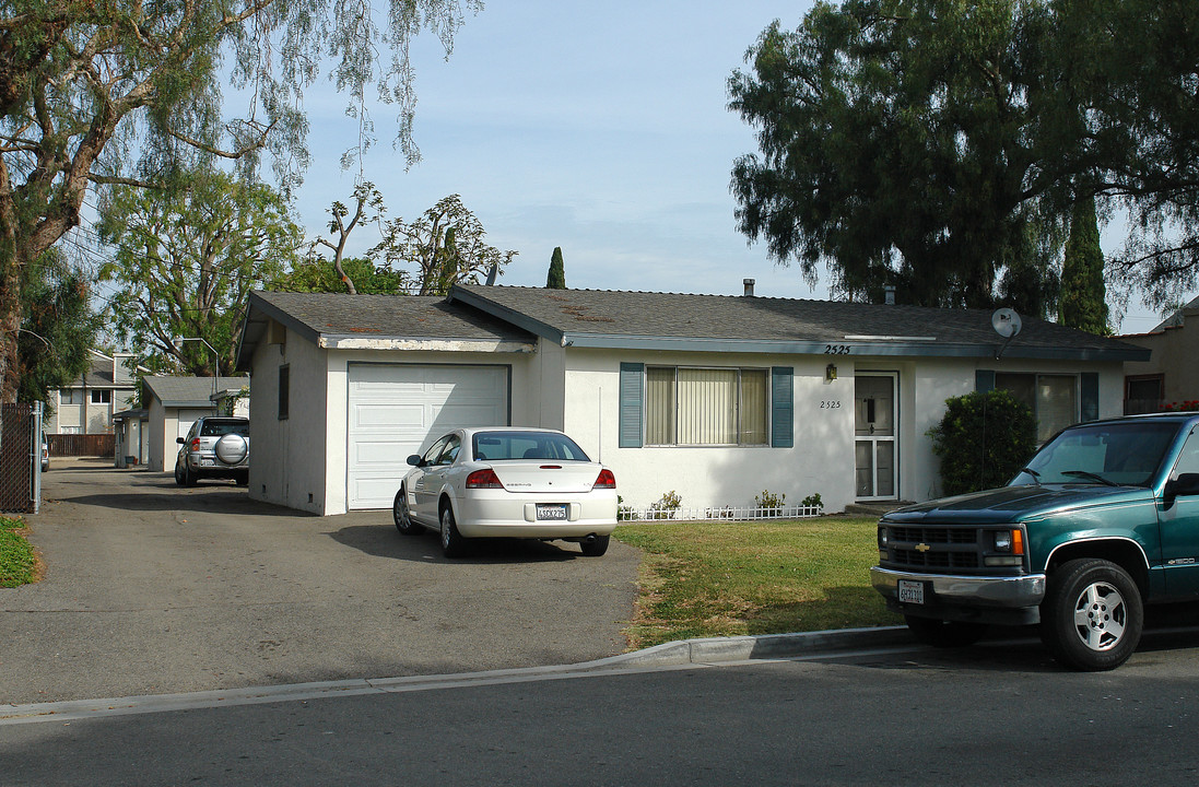 2525 Elden Ave in Costa Mesa, CA - Building Photo