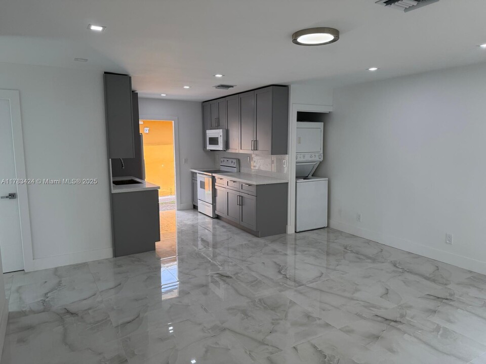 726 SW 7th St in Hallandale Beach, FL - Foto de edificio