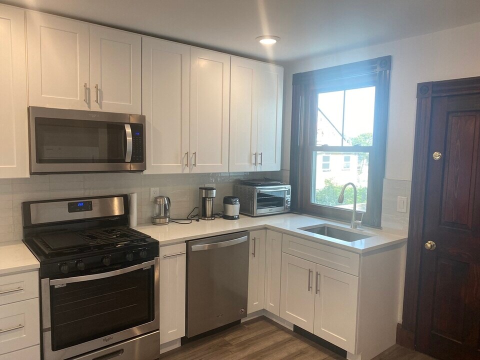 10 Fairmount St in Medford, MA - Building Photo