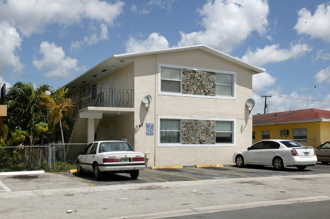 65 W 8th St in Hialeah, FL - Building Photo - Building Photo