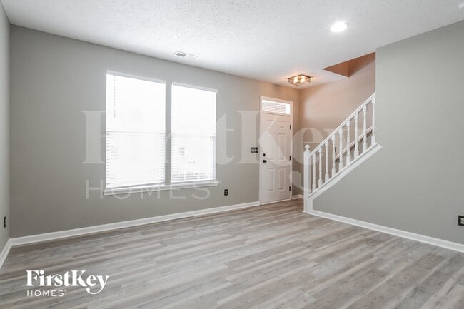 10498 Wintergreen Way in Indianapolis, IN - Foto de edificio - Building Photo