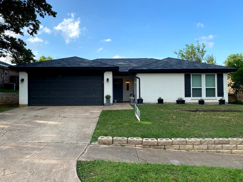 6505 Highview Terrace in Watauga, TX - Building Photo