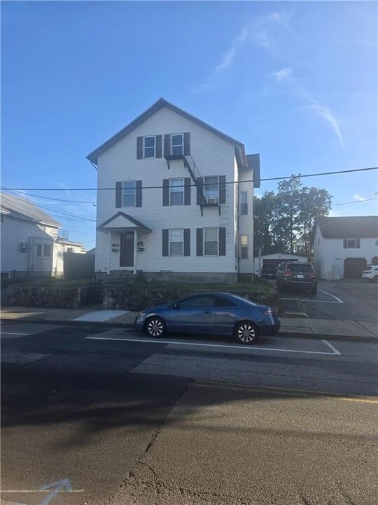 105 Central Ave in Pawtucket, RI - Building Photo