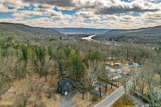 22 Academy Ave in Sparrow Bush, NY - Building Photo - Building Photo