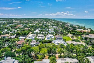 150 1st Ave N in Naples, FL - Building Photo