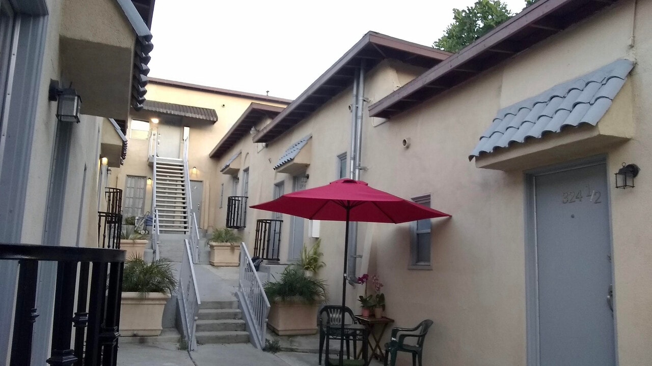 320 Columbia Ave in Los Angeles, CA - Building Photo