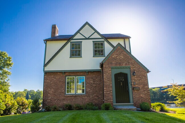 40 Strickland Rd in Greenwich, CT - Building Photo - Building Photo