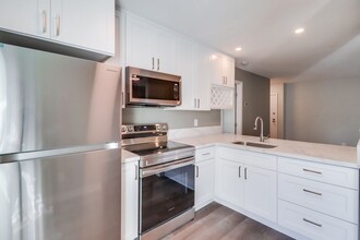 7502 Parkway Dr in La Mesa, CA - Building Photo - Building Photo