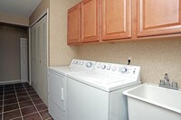 Ashford Apartments w/Garages photo'