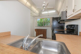 6075 N Sabal Palm Blvd in Tamarac, FL - Building Photo - Building Photo