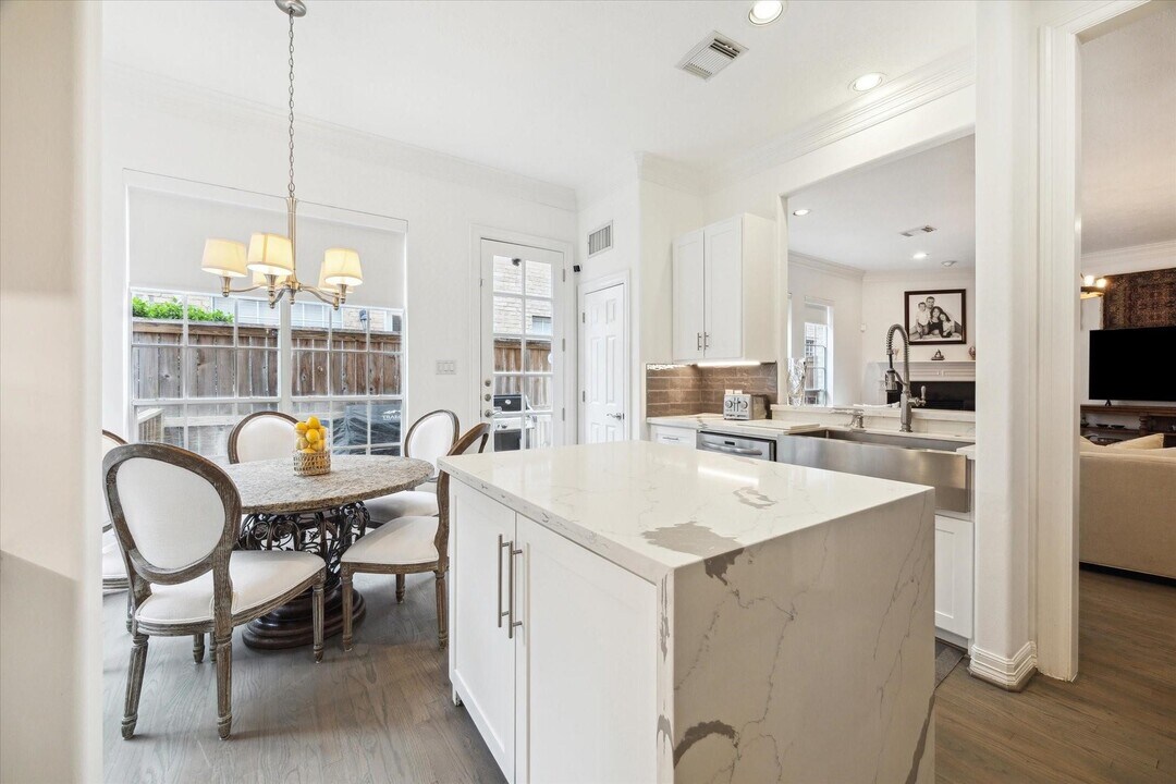 2842 Briarhurst Park in Houston, TX - Building Photo