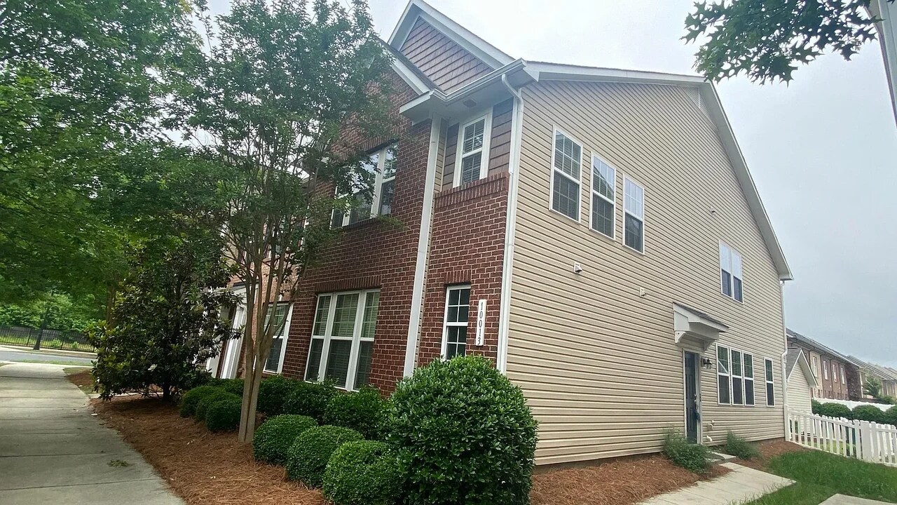 10013 Juniper Trace Drive in Charlotte, NC - Building Photo