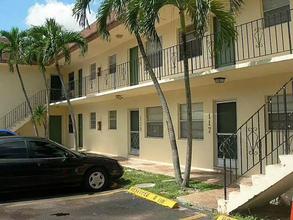 4800 NW 24th Ct in Lauderdale Lakes, FL - Building Photo