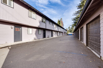 Roosevelt Townhomes in Eugene, OR - Building Photo - Building Photo