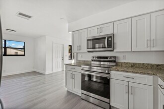 230 SW 13th Ave in Delray Beach, FL - Building Photo - Building Photo