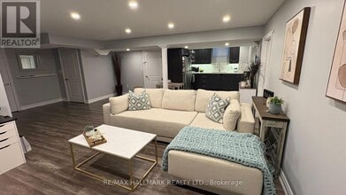 21 Ladder Cres in East Gwillimbury, ON - Building Photo - Building Photo