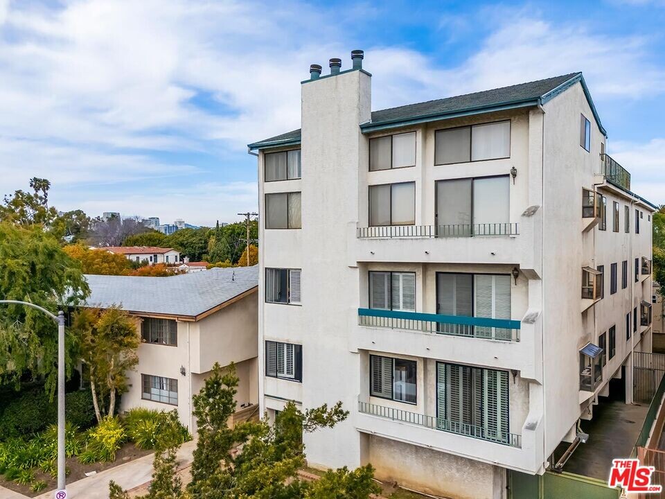 2008 S Bentley Ave in Los Angeles, CA - Foto de edificio