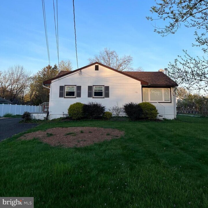 181 Oak St in Bridgewater, NJ - Building Photo