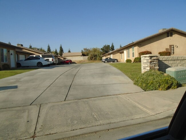 616 W Day Ave in Bakersfield, CA - Building Photo - Building Photo