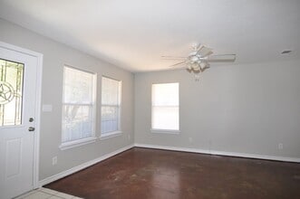 401-403 W Brady St in Decatur, TX - Building Photo - Building Photo