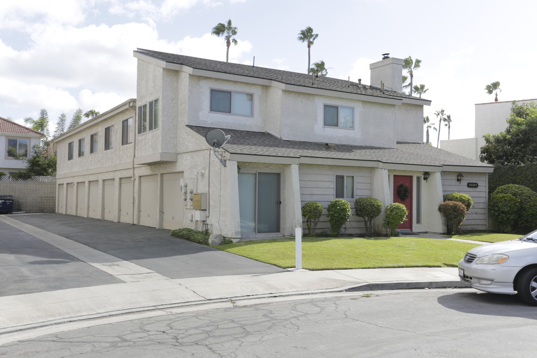 18862 Smokewood Cor in Huntington Beach, CA - Building Photo