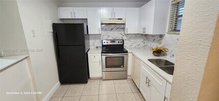 4235 N University Dr in Sunrise, FL - Building Photo - Building Photo