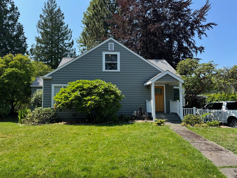 17511 100th Ave SW in Vashon, WA - Building Photo