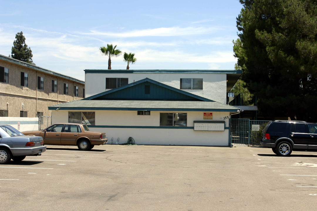 355 Emerald Ave in El Cajon, CA - Foto de edificio